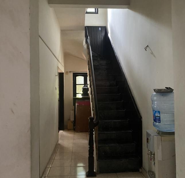 Cho thuê nhà số 4 Quán Thánh, đối diện vườn hoa Hàng Đậu, gần chợ Đồng Xuân. 