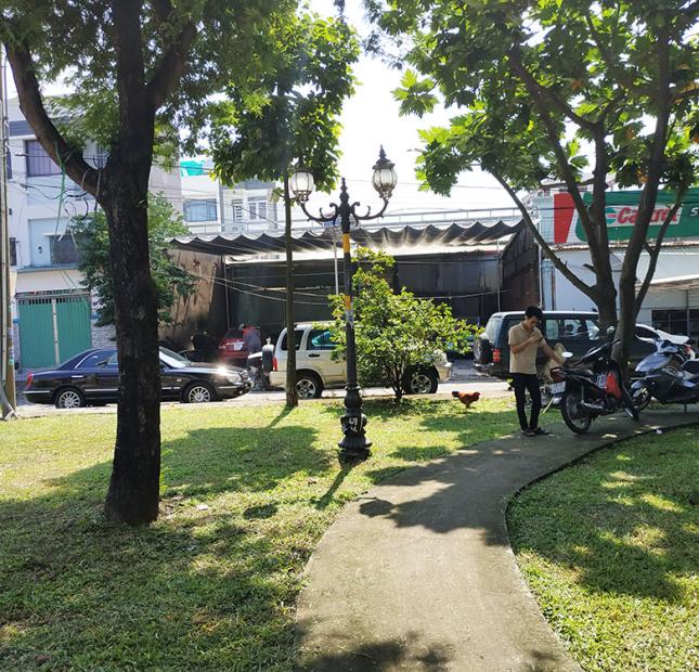 Bán nhà 13,5x12= 160m2, Phạm Văn Đồng vô 50m, kế siêu thị Giga Mall, đối diện công viên cây xanh