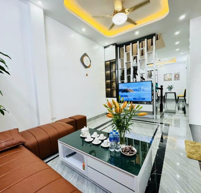 VỊ TRÍ NHÀ ĐẸP CHỈ 1 NHÀ RA ÔTÔ ,RA PHỐ ,MẶT TIỀN RỘNG NHÀ ĐẸP NHƯ KHÁCH SẠN 5 ☆ CHỦ TẶNG LẠI FULL