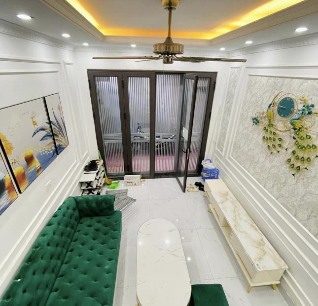 NHÀ ĐẸP- TRUNG TÂM CẦU GIẤY- 10 MÉT Ô TÔ TRÁNH- NHÀ MỚI XÂY.