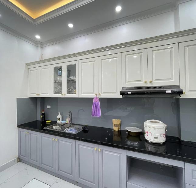 NHÀ ĐẸP- TRUNG TÂM CẦU GIẤY- 10 MÉT Ô TÔ TRÁNH- NHÀ MỚI XÂY.