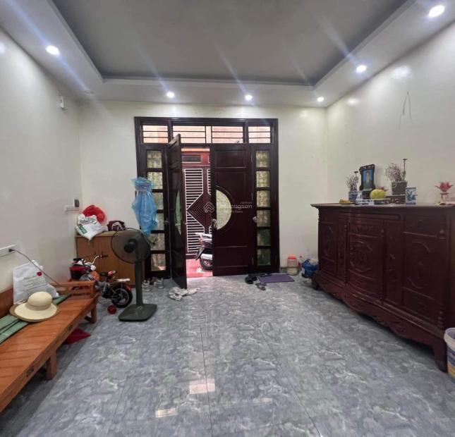 Bán nhà 34m2 x 5 tầng, mặt tiền 4.6m, đường Thạch Bàn, Quận Long Biên, gần hồ - 2.9 tỷ