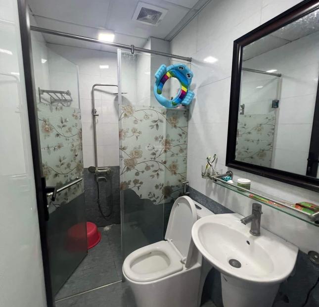 Bán nhà 34m2 x 5 tầng, mặt tiền 4.6m, đường Thạch Bàn, Quận Long Biên, gần hồ - 2.9 tỷ