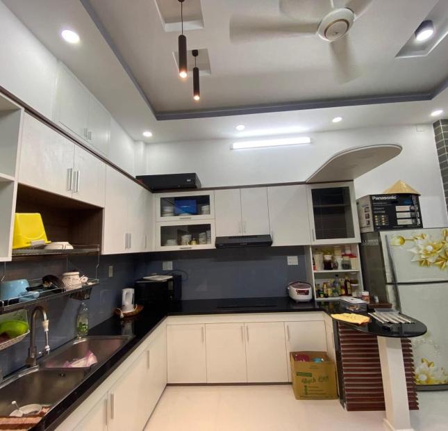 Nhà ngang 4m dài 12m Hẻm rộng CMT8 Quận 10 Giá 5.6 tỷ