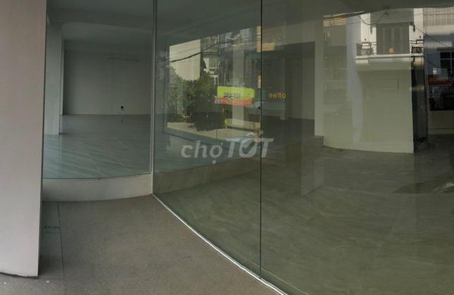 Cho thuê mặt bằng 100m2 ở mặt phố gần đại học Y Hà Nội, mặt tiền full kính 11m