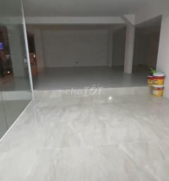 Cho thuê mặt bằng 100m2 ở mặt phố gần đại học Y Hà Nội, mặt tiền full kính 11m