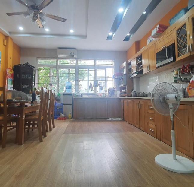 Chính chủ cần bán Tòa nhà 5.5 tầng thang máy mặt đường Chiến Thắng, hai mặt phố