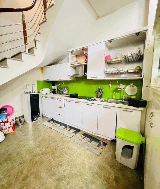 Bán nhà Quận Cầu Giấy 4 tầng, ngõ rộng, 72m2 MT 4m. Giá 6 tỷ từ nhà ra phố khoảng 100m