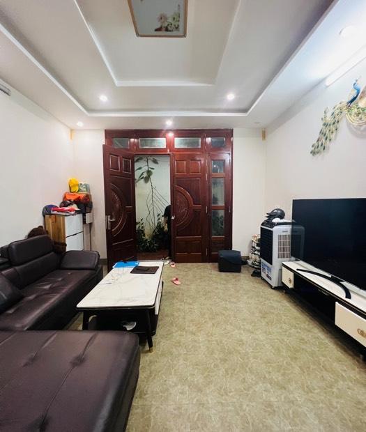Bán nhà Quận Cầu Giấy 4 tầng, ngõ rộng, 72m2 MT 4m. Giá 6 tỷ từ nhà ra phố khoảng 100m