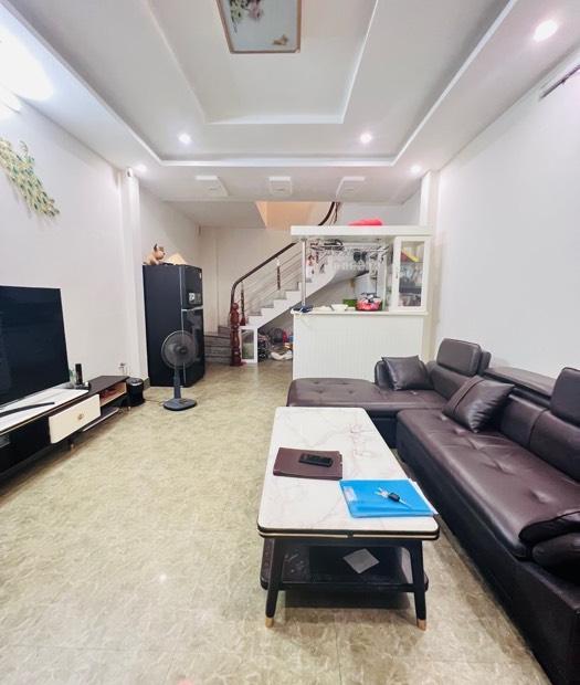 Bán nhà Quận Cầu Giấy 4 tầng, ngõ rộng, 72m2 MT 4m. Giá 6 tỷ từ nhà ra phố khoảng 100m