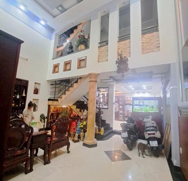 Bán nhà 3 tầng BTCT 62.3m2 TẶNG NỘI THẤT, đường Nguyễn Văn Quá, giá chỉ 4.550 tỷ