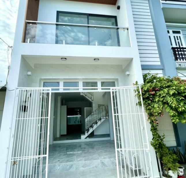 Nhà mới xây 2 lầu ngã tư Bình Chuẩn,Thuận An,Bình Dương chỉ 999 triệu nhận nhà