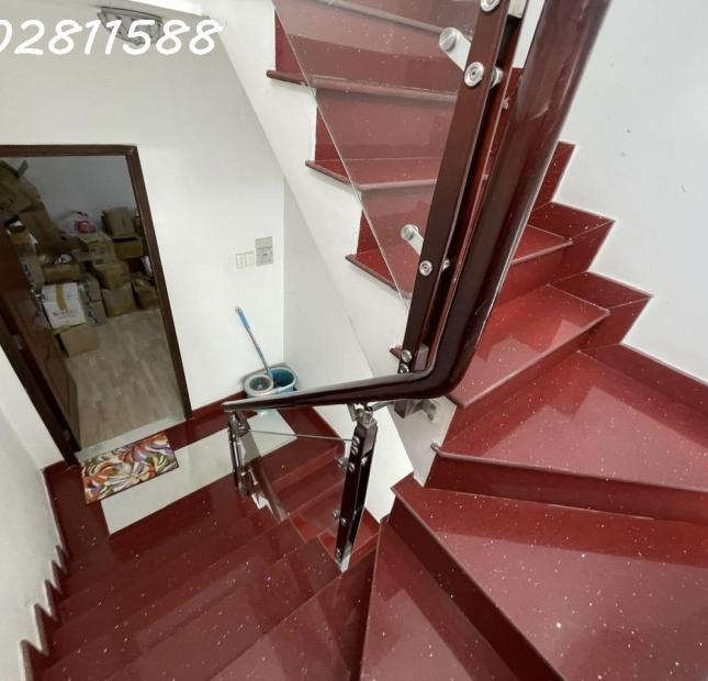 RẤT GẤP, GIẢM 10.5 TỶ CÒN 8 TỶ HƠN - NHÀ HXH CÁCH MẠNG THÁNG 8 QUẬN 3 - DT 60m2, NGANG KHỦNG 7.5M