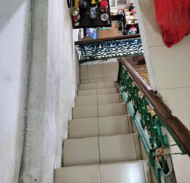 Cần bán gấp nhà Đê Trần Khát Chân, DT 33m x 3 tầng, MT 5m, giá 2.3 tỷ