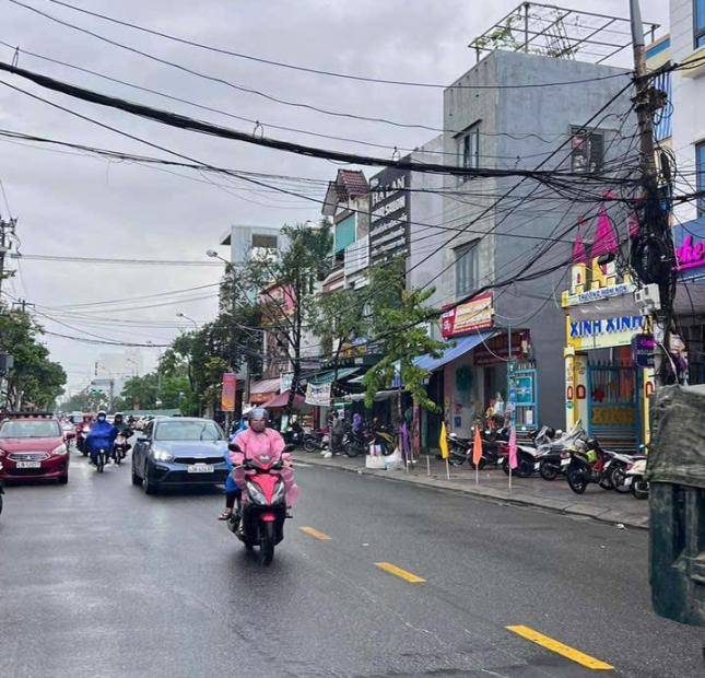Giảm sâu 3 tỷ! Bán nhà 3 tầng mặt tiền Núi Thành cạnh Tiểu La. Dòng tiền 350 tr/n. Giá nhỉnh 9 tỷ