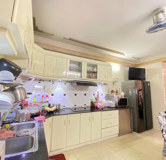 Giảm sâu 3 tỷ! Bán nhà 3 tầng mặt tiền Núi Thành cạnh Tiểu La. Dòng tiền 350 tr/n. Giá nhỉnh 9 tỷ