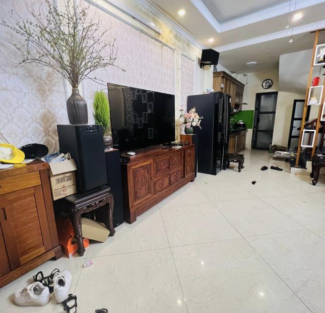 Chính chủ bán nhà ngõ phố Khương Trung, nhà đẹp 5 tầng, giá chỉ 5.X tỷ
