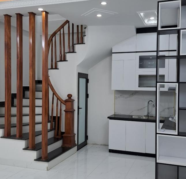 Bán nhà Nguyễn Trãi, Thanh Xuân. 35m2 x 6T. MT 4.5m. PHÂN LÔ. Hàng xóm Royal City. Nhỉnh 5 Tỷ.