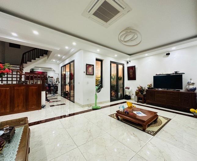 BÁN BIỆT THỰ FULL NỘI THẤT - VÀI BƯỚC CHÂN RA Ô TÔ TRÁNH
