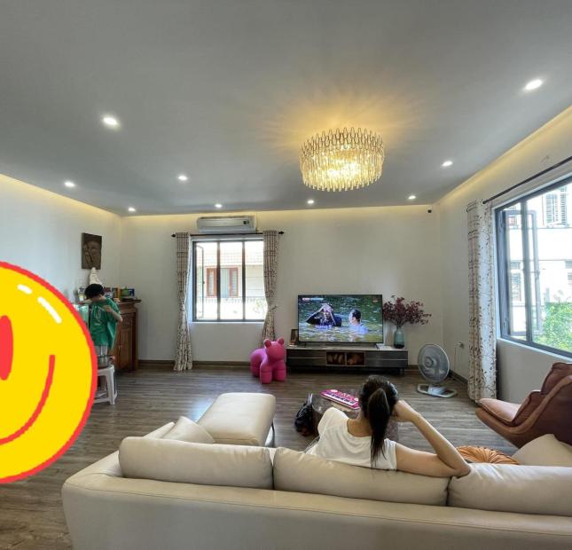 nhà đẹp lô góc Long Biên, 95m x 4 tầng, mặt tiền 9.3m, gara ôtô, full nội thất