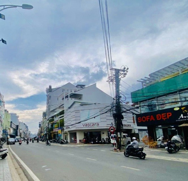 Cơ vội vàng tại góc mặt tiền Phan Đình Phùng, thành phố Đà Lạt