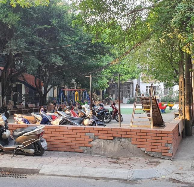  Bán nhà mặt phố Nguyễn Văn Trỗi, DT 120 m2, lô góc, mặt tiền rộng